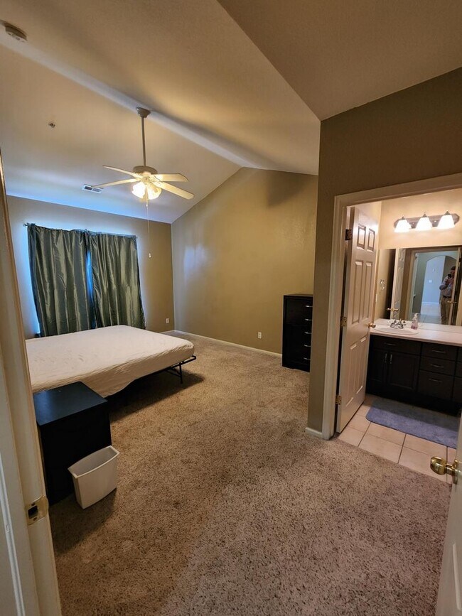 Building Photo - 2 Bed 2 Bath Condo With Balcony!