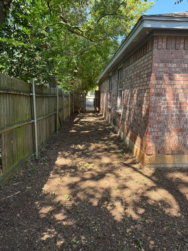 Building Photo - 523 Oakwood Ln