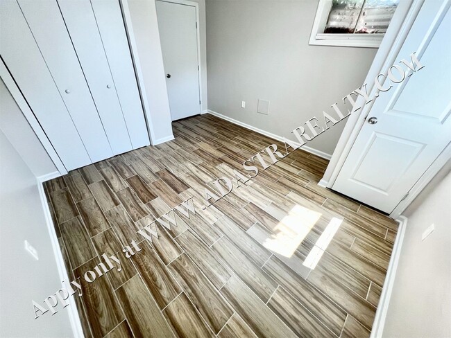 Building Photo - Spacious Shawnee Duplex-Available NOW!!