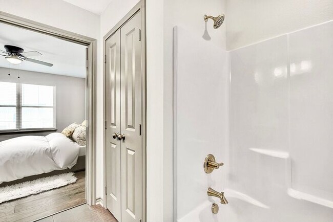 Building Photo - Sign a Lease By the End of July and Receive One Month of FREE Rent! Luxury 3 Bedroom 2.5 Bath Tow...