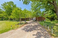 Building Photo - 297 Vreeland Dr