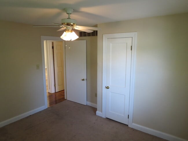 Building Photo - Cute as a button! Near Downtown Shelbyville