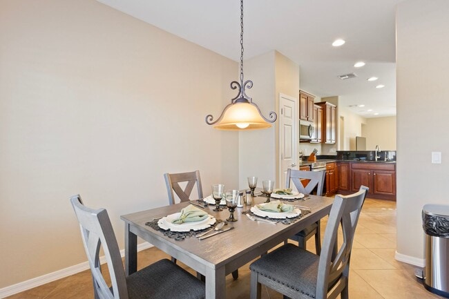 Building Photo - Stunning 2 bed 2 bath within walking distance to community center!