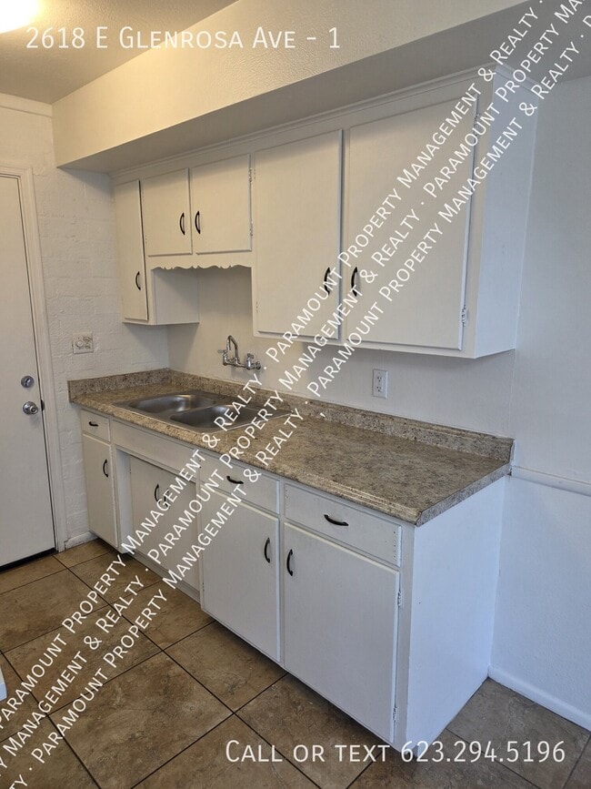 Building Photo - 2618 E Glenrosa Ave