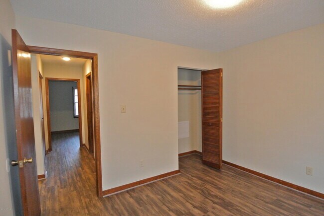 Building Photo - 1106 Karen Dr