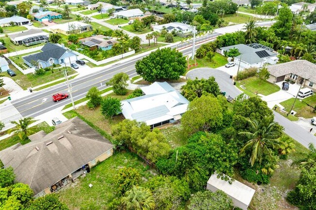 Building Photo - 2041 SE Floresta Dr