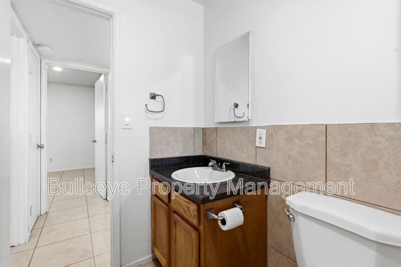 Building Photo - 2245 W Glenrosa Ave