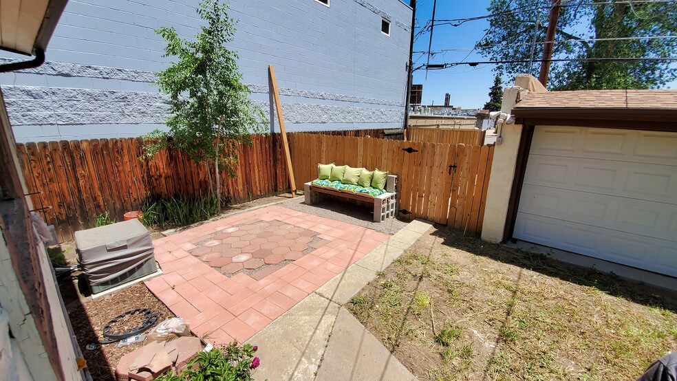 Building Photo - 1456 Roslyn St