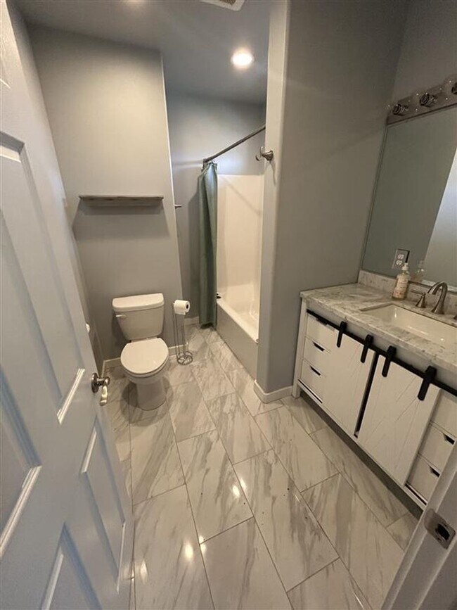 Building Photo - 211 Baker St