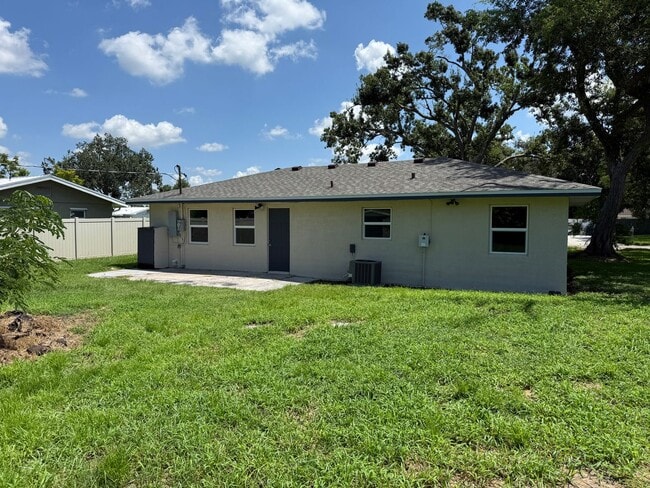 Building Photo - 3 Bedroom 2 Bath Single Family Home