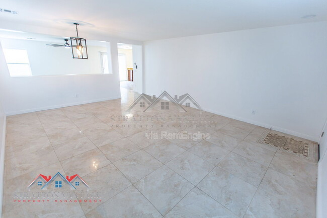 Building Photo - 110 Cholla St