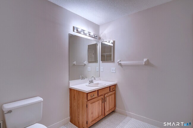 Building Photo - 4 Stonington Ct