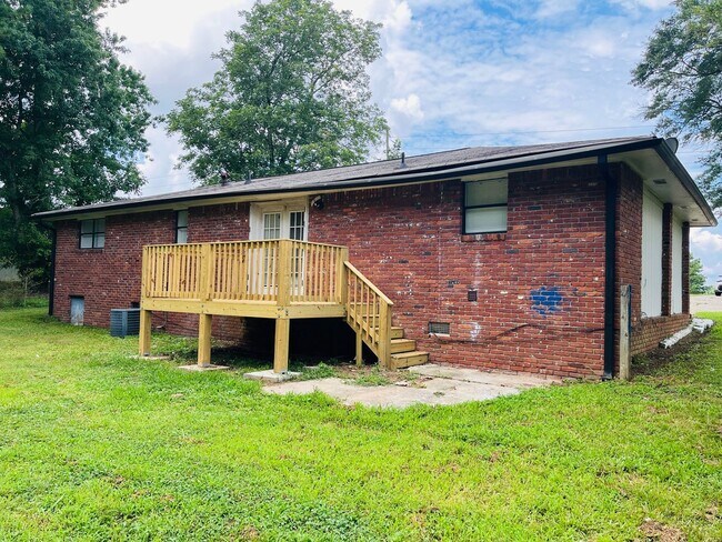 Building Photo - Wow! Check out this charming 4-bedroom, 1-...