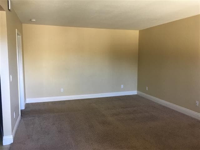 Building Photo - Great, Upstairs Large Studio in Quiet Gate...
