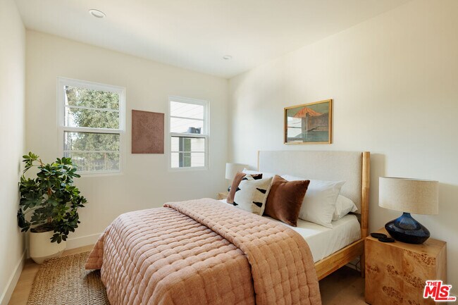 Building Photo - 1020 Manzanita St