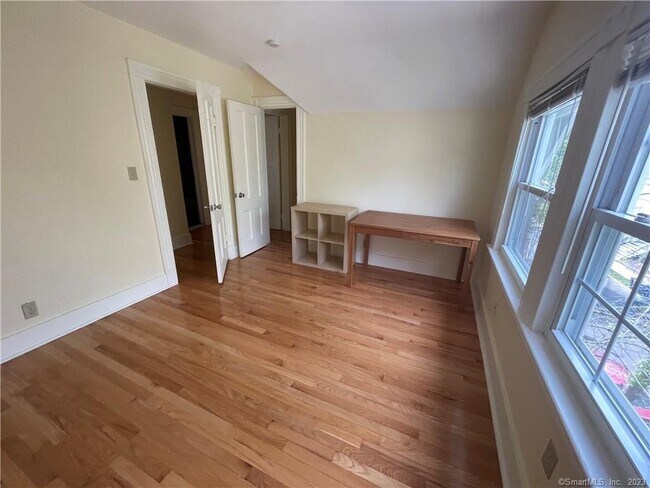 Building Photo - 174 Mansfield St