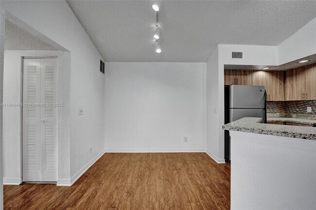 Building Photo - 417 Vista Isles Dr