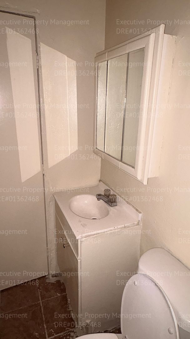 Building Photo - 105 E 8th St