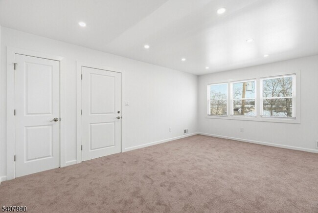 Building Photo - 114 Grove St