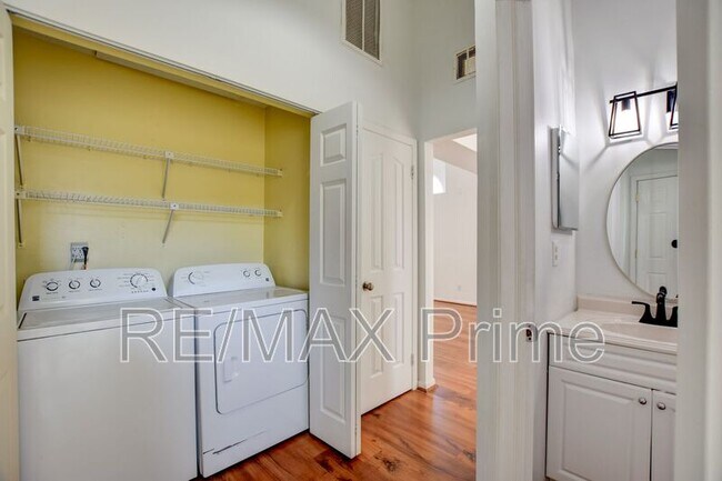 Building Photo - 525 E Lake Cir