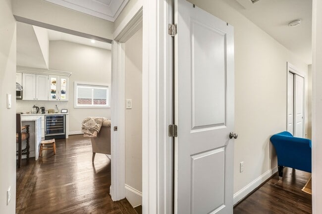 Building Photo - ELEGANT AND SPACIOUS 5 BEDROOM 3 FULL BATHROOM HOME IS AVAILABLE 3-1-2026  IN THE ROSEMARY HILLS ...