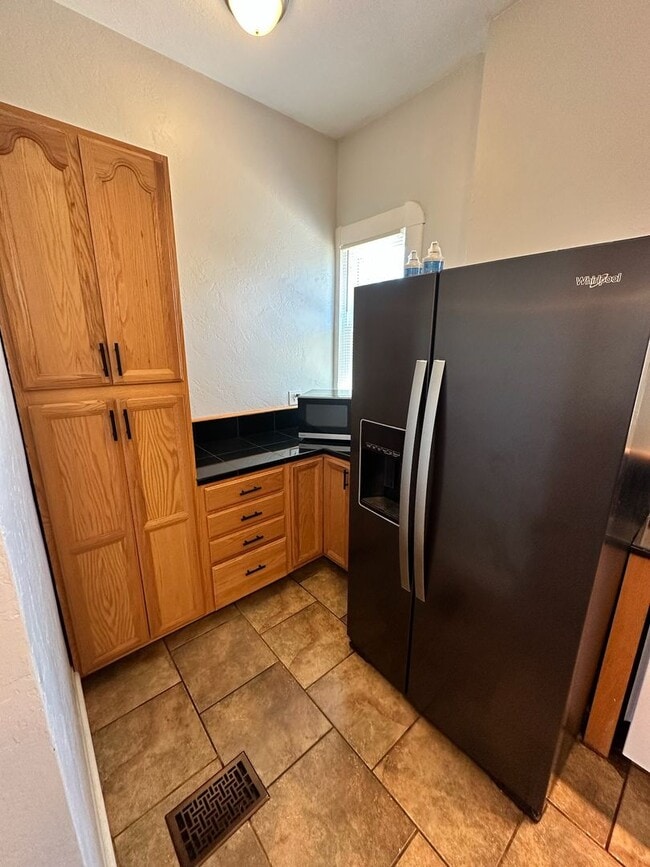 Building Photo - Charming home for rent in Hanford