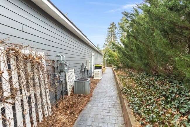 Building Photo - Stunning 5-Bed, 4.5-Bath Custom Home on Du...