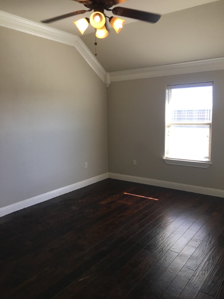 Building Photo - 310 Oar Wood Dr