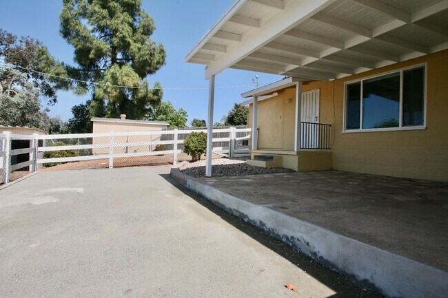 Building Photo - 3Br 2Ba Single Story Available Now!