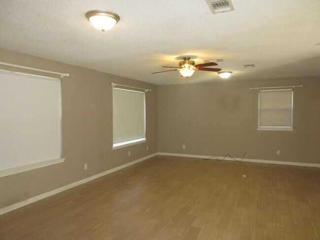 Building Photo - Cute 3 Bedroom in Pace