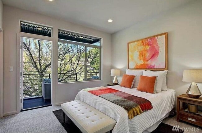 Building Photo - 2bd/3.5ba Seattle Townhouse