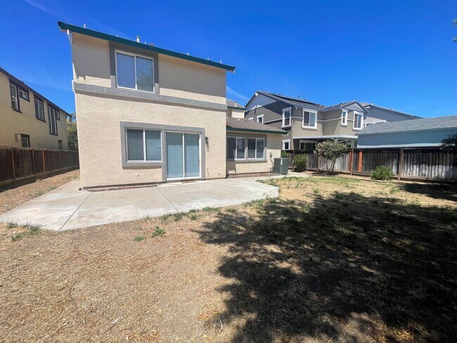 Building Photo - Beautiful 4 Bedroom Close to Downtown Brentwood!