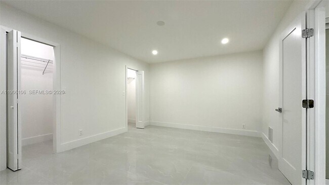 Building Photo - 18181 NE 31st Ct