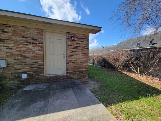 Building Photo - 014 University Ct