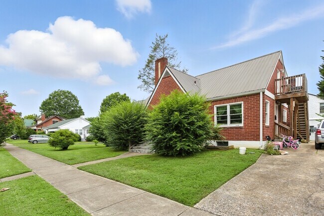 Building Photo - 616 W Maple St