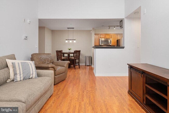 Building Photo - 8961 Town Center Cir