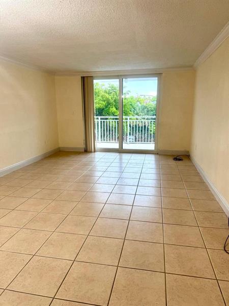 Building Photo - 6930 Miami Gardens Dr