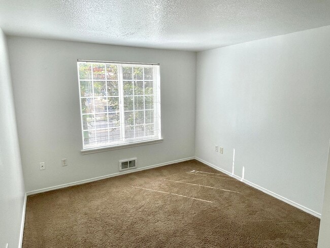 Building Photo - St. Johns Neighborhood Rowhouse with Detached Garage, Private Back Patio