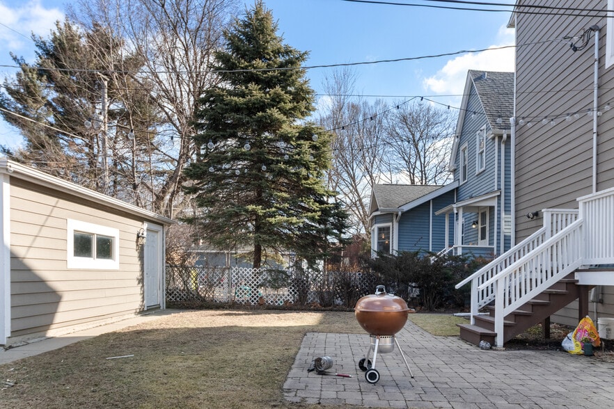 Building Photo - 1121 Leonard Pl