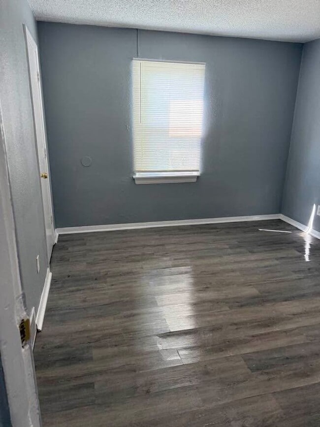 Building Photo - Move in ready