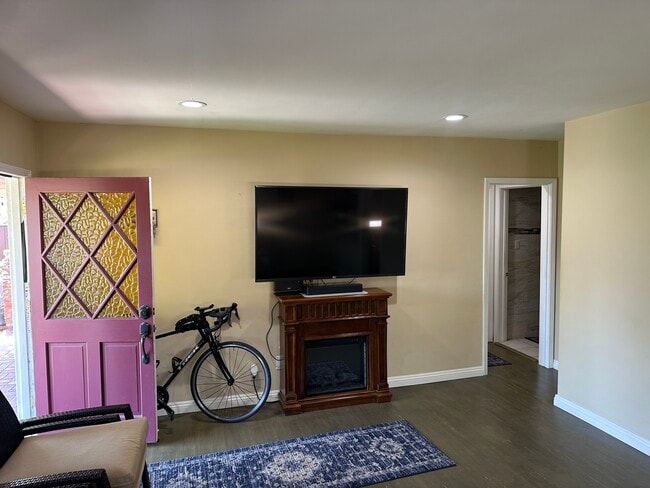 Building Photo - 2433 Maynard Dr