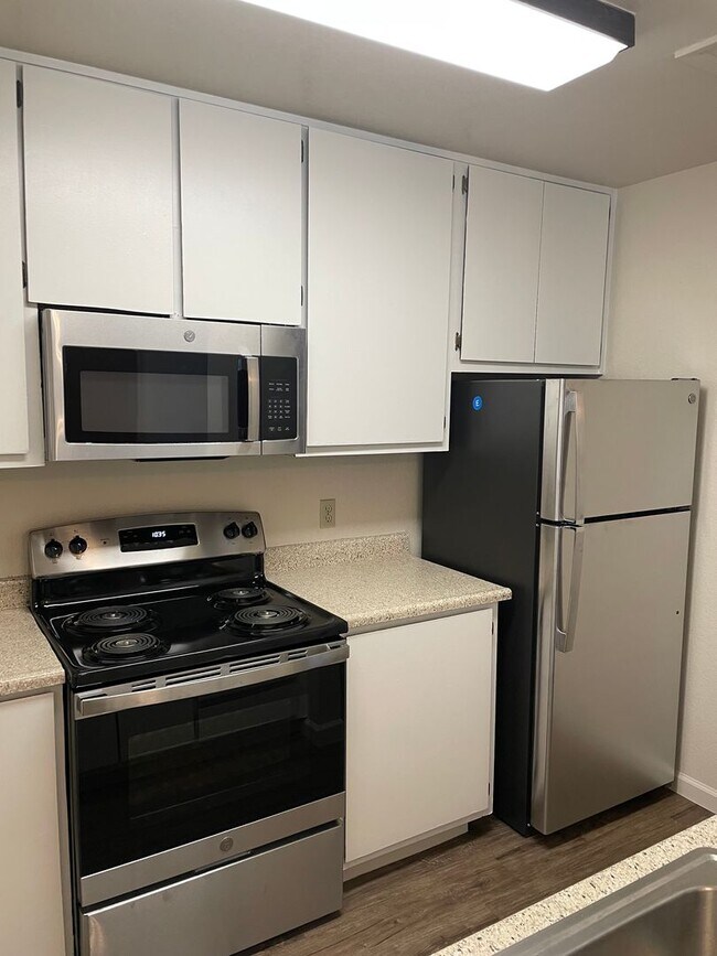 Building Photo - Ready for immediate move-in!!! Come tour!!!