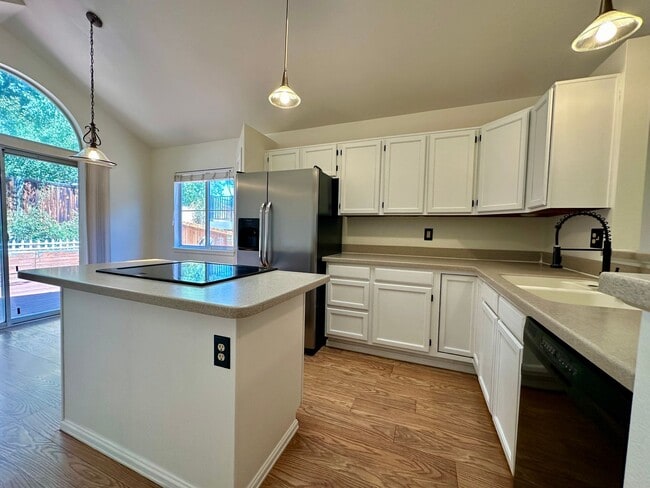 Building Photo - Cheery 3 bedroom 2 Bath Home! Available to...