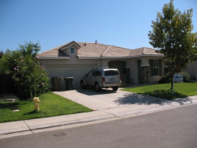 Building Photo - Stylish 3 Bed / 2.5 Bath Home in Lincoln –...