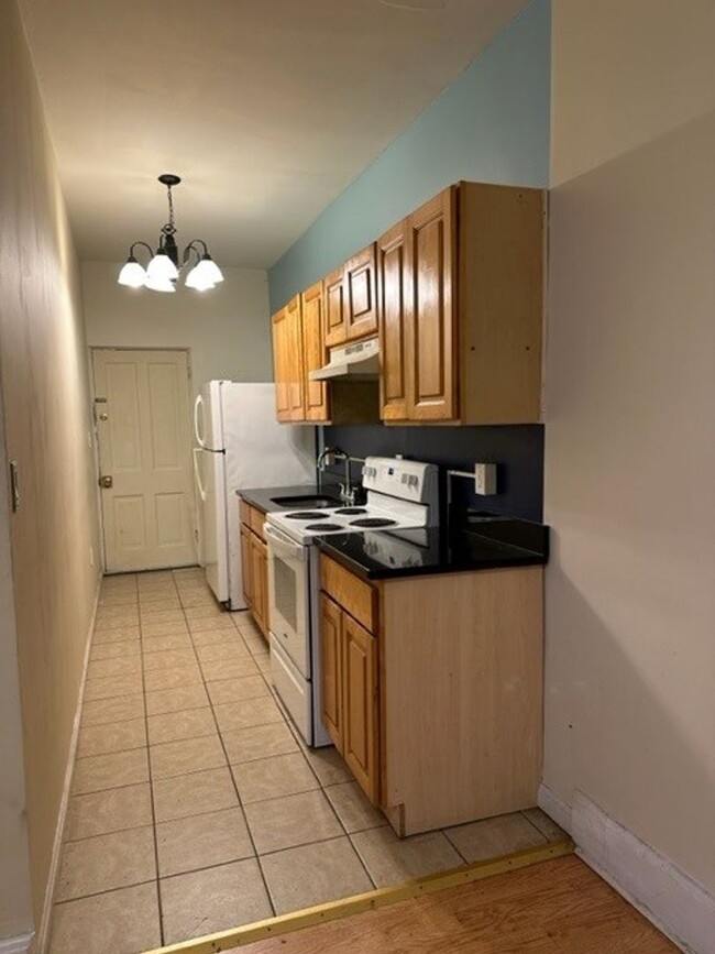 Building Photo - 1st Floor 1 Bedroom 1 Bathroom Apt Located...