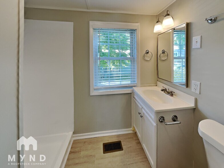 Building Photo - 110 Hamilton Dr