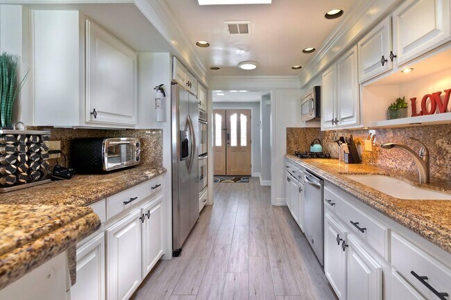 Building Photo - 79930 Fiesta Dr