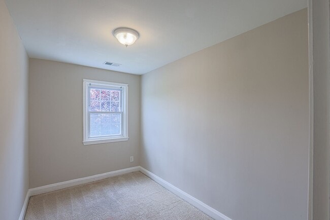 Building Photo - 1154 Elm Rd