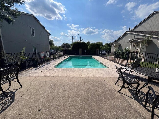 Building Photo - 2450 Ashdale Dr