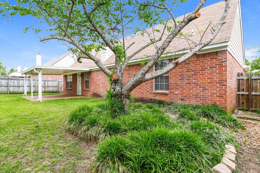 Building Photo - 9587 Daly Dr